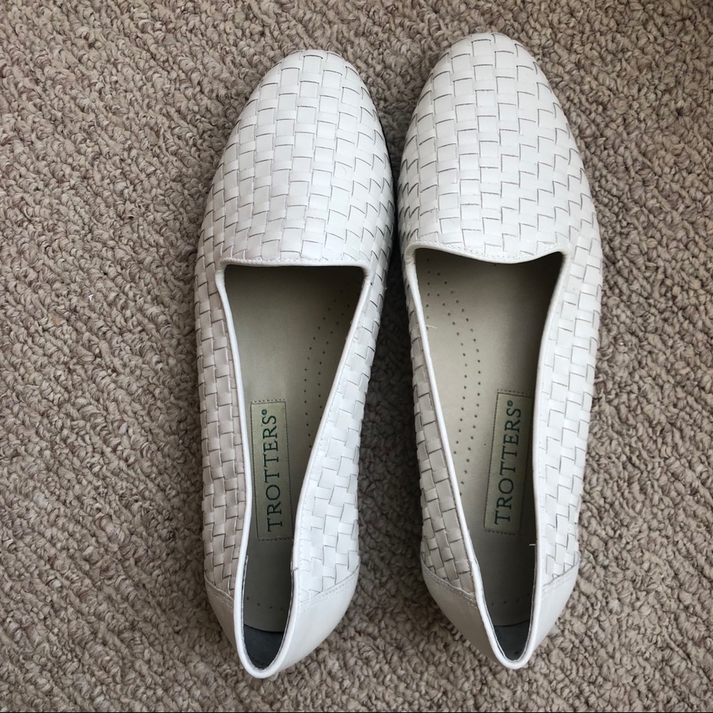 NWOT White Trotters woven loafers